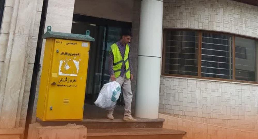 جمع آوری کاغذ های باطله و زباله های خشک از ادارات شهر
